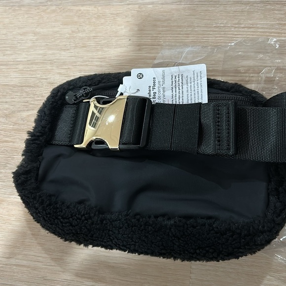 NEW fuzzy fleece sherpa Lululemon lulu belt bag - black with gold - 1 L 1L - Picture 3 of 5